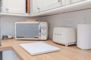 Interior - Central & Charmingly Curated 1BD Wifi Fulham (London)