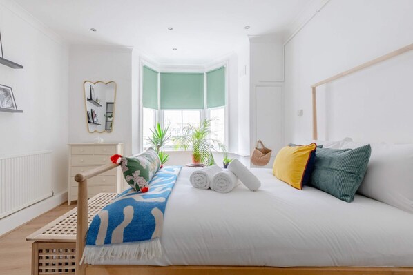 1 bedroom, laptop workspace, bed sheets - Central & Charmingly Curated 1BD Wifi Fulham (London)