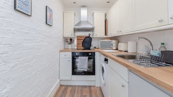 Basic Apartment | Private kitchen | Microwave, oven, stovetop, electric kettle