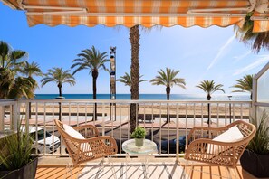 Property grounds - Refurbished, frontline and with views (Salou)