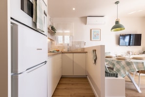 Réfrigérateur, four à micro-ondes, un four, surface de cuisson