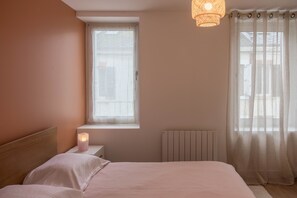 3 bedrooms, iron/ironing board, free WiFi, bed sheets