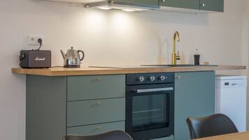 Een koelkast, een microgolfoven, een oven, een kookplaat