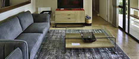 Appartement Confort | Coin séjour | Télévision à écran plat de 42 pouces avec chaînes par satellite