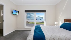 4 bedrooms, iron/ironing board - Wataview Marine Drive (Tea Gardens)