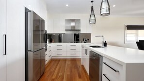 Fridge, microwave, oven, stovetop - Wataview Marine Drive (Tea Gardens)