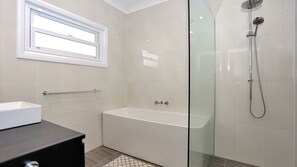 Shower - Wataview Marine Drive (Tea Gardens)