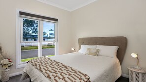 4 Schlafzimmer, Bügeleisen/Bügelbrett
