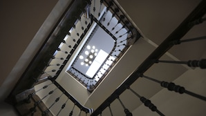 Une vue d’un escalier avec une lucarne.