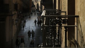 Une vue de rue avec, au fond, un clocher d’église imposant, un passage piétonnier et des bâtiments à l’architecture classique.