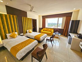 Deluxe Suite | Desk, laptop workspace, free WiFi, bed sheets