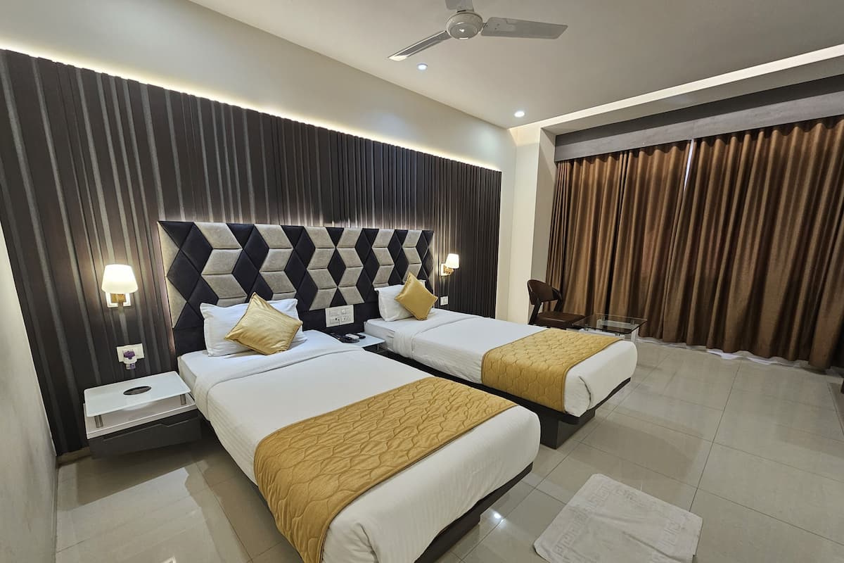 Deluxe Twin Room | Desk, laptop workspace, free WiFi, bed sheets