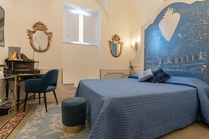 8 Schlafzimmer, Zimmersafe, Schreibtisch, Bügeleisen/Bügelbrett