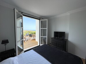 3 bedrooms, desk, iron/ironing board, travel crib