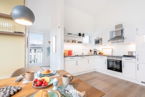 Kylskåp, mikrovågsugn, ugn och spishäll