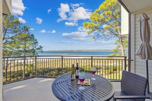 Outdoor dining - Beachfront, Sunset Views! 1840 Beachside Tennis (Hilton Head Island)