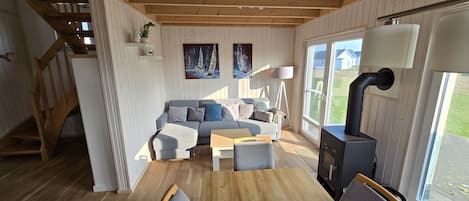 Een televisie en een open haard