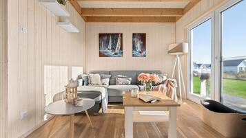 Una televisión, una chimenea