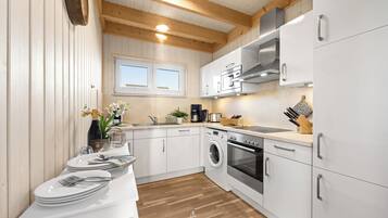 Een koelkast, een microgolfoven, een oven, een kookplaat