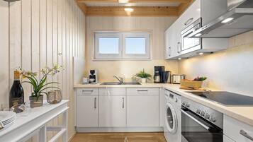 Een koelkast, een microgolfoven, een oven, een kookplaat