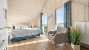 2 habitaciones, escritorio y tabla de planchar con plancha