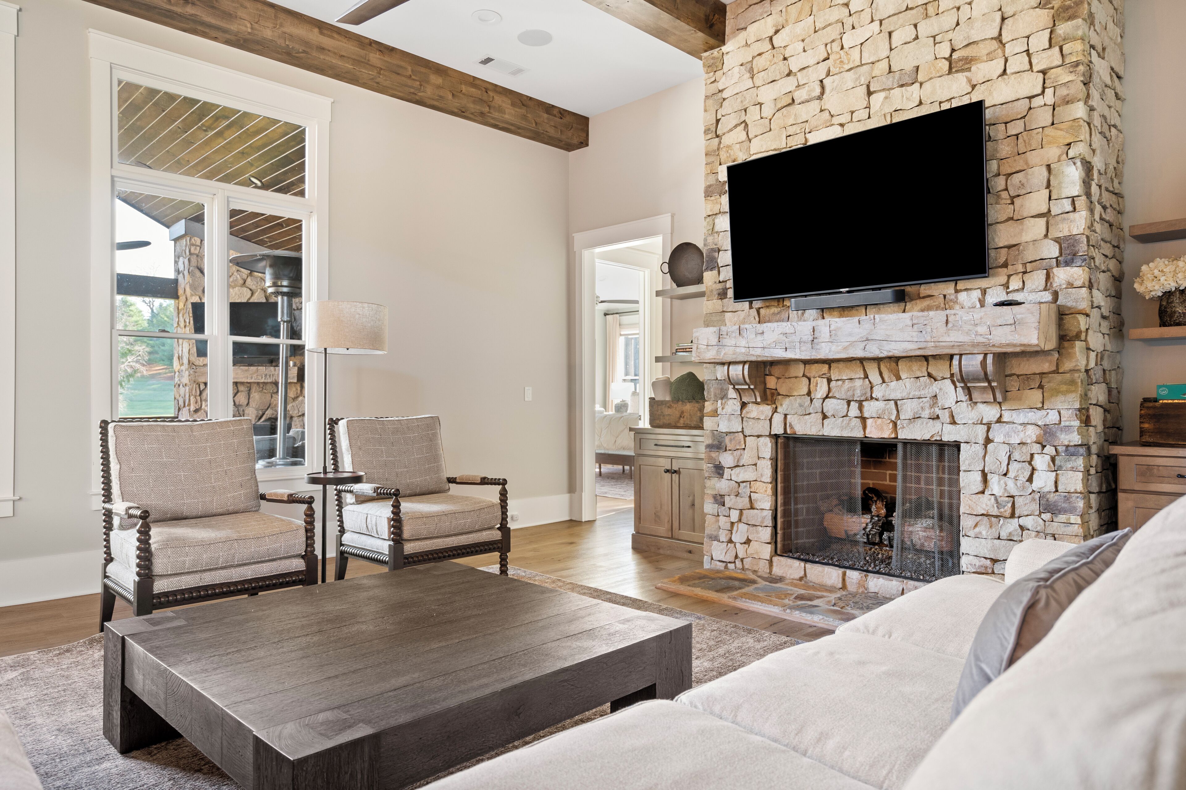 Smart TV, fireplace, stereo