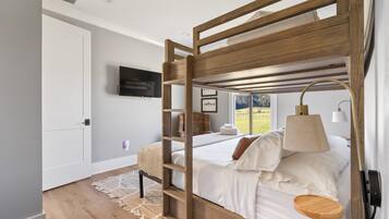 4 bedrooms, iron/ironing board, free WiFi, bed sheets