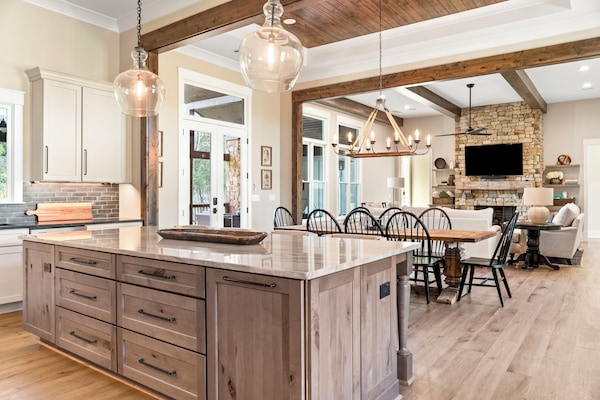 The kitchen was well equipped, and we loved the expensive cognac glasses.-Rudy