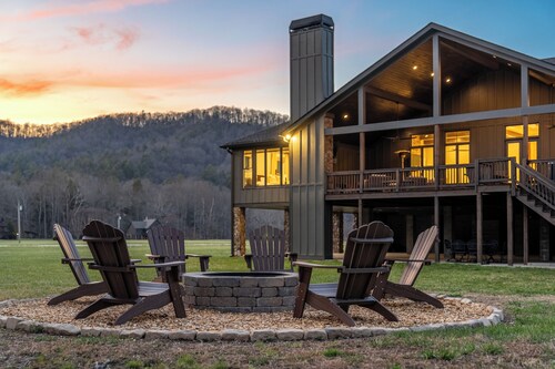 Spacious Home in Appalachian Mountains - Hot Tub, Firepit, on the Tocccoa River!