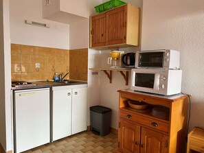 Kylskåp, mikrovågsugn, ugn och spishäll