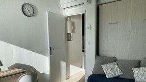 A modern room with a bed, a desk, and a chair. - Air-conditioned studio with WIFI, Thau Lagoon view (Balaruc-les-Bains)