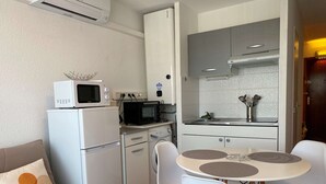 Kaffetrakter/tekoker, kjøleskap, mikrobølgeovn og kokeplater