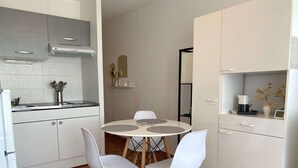 Kaffetrakter/tekoker, kjøleskap, mikrobølgeovn og kokeplater
