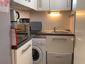 Kylskåp, mikrovågsugn, spishäll och diskmaskin