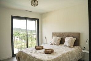 5 室のベッドルーム、デスク、アイロン / アイロン台、旅行用ベビーベッド