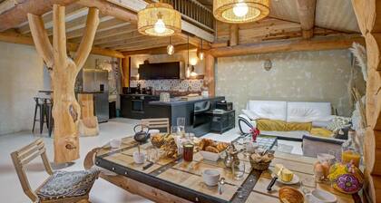 Authentic cabin with hot tub and billiards, perfect for relaxation