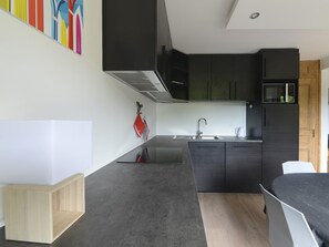 Fridge, dishwasher, coffee/tea maker, toaster