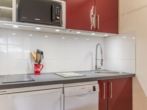 Cafeteira/chaleira, geladeira, micro-ondas, cooktop