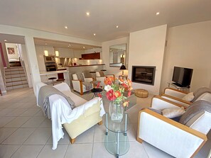 TV - 30s Family Home, Renovated, Central, 8-10 Pers. (Port-Louis)