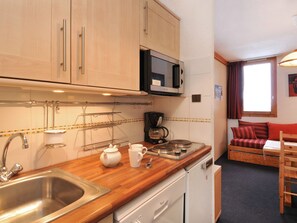 Fridge, dishwasher, coffee/tea maker, toaster