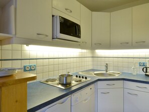 Fridge, dishwasher, coffee/tea maker, toaster