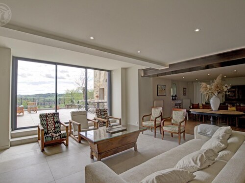 Grande maison rénovée, espace et charme au cœur de Saint-Symphorien-de-Lay