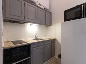 Mikrowelle, Herdplatte, Wasserkocher mit Kaffee-/Teezubehör, Toaster