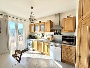 Kühlschrank, Mikrowelle, Herdplatte, Geschirrspüler