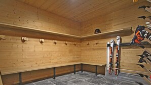 A ski lodge with benches and a ski rack. - Spacious Renovated Chalet · Terrace · Sleeps 10 · Free Wifi (Les Arcs 1800)