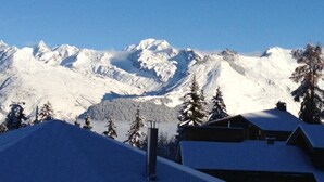 A snow-covered mountain range with a clear sky. - Spacious Renovated Chalet · Terrace · Sleeps 10 · Free Wifi (Les Arcs 1800)