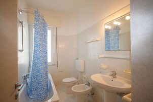 Apartment (2 Bedrooms) | Bathroom | Bathtub, bidet