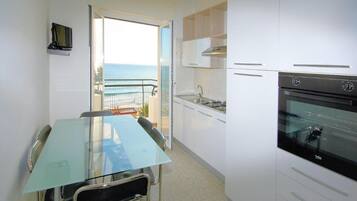 Apartment (2 Bedrooms) | Private kitchen | Microwave, oven, stovetop, cookware/dishes/utensils