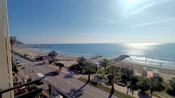 Carretera costera con vista a la playa y al océano.