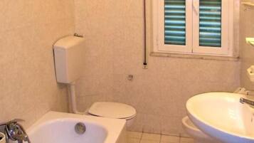 Apartment (2 Bedrooms) | Bathroom | Bathtub, bidet, toilet paper